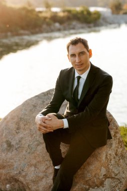 Genç sakallı bir adamın portresi Sudaki damat