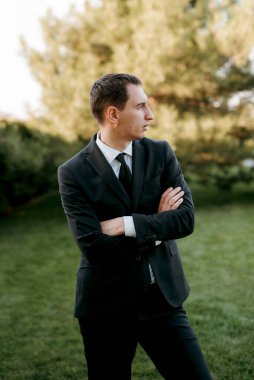 Genç sakallı bir adamın portresi Sudaki damat