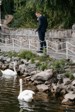 Gelin ve damadın parktaki ilk buluşması.