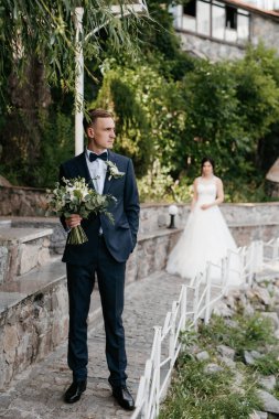 Gelin ve damadın parktaki ilk buluşması.