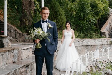 Gelin ve damadın parktaki ilk buluşması.