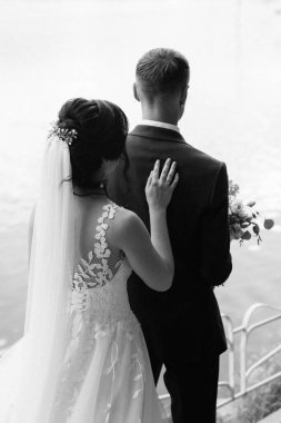 Gelin ve damadın parktaki ilk buluşması.