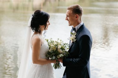 Gelin ve damadın parktaki ilk buluşması.