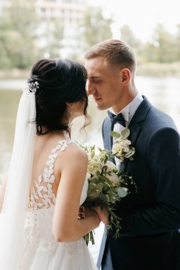 Gelin ve damadın parktaki ilk buluşması.