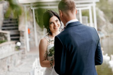 Gelin ve damadın parktaki ilk buluşması.