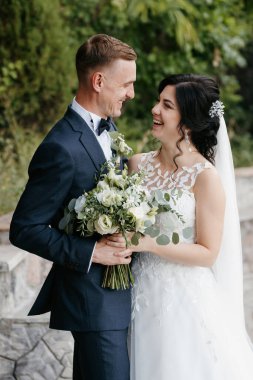 Gelin ve damadın parktaki ilk buluşması.