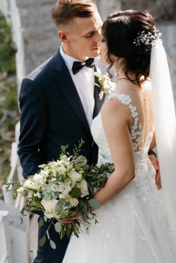 Gelin ve damadın parktaki ilk buluşması.