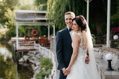 Gelin ve damadın parktaki ilk buluşması.