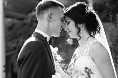 Gelin ve damadın parktaki ilk buluşması.