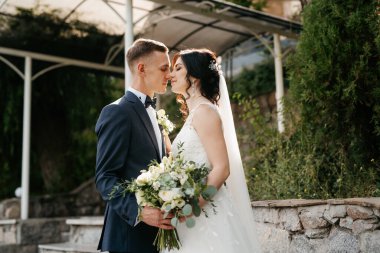 Gelin ve damadın parktaki ilk buluşması.