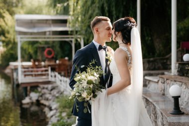 Gelin ve damadın parktaki ilk buluşması.