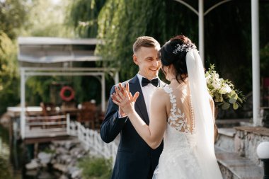 Gelin ve damadın parktaki ilk buluşması.