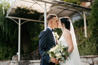 Gelin ve damadın parktaki ilk buluşması.