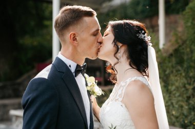 Gelin ve damadın parktaki ilk buluşması.