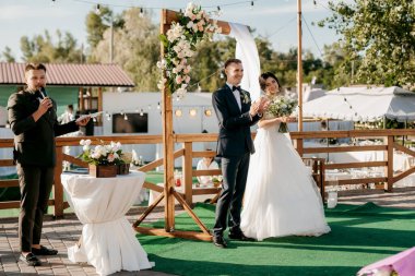 Nehrin yakınındaki yüksek bir rıhtımda davetlilerle düğün töreni.