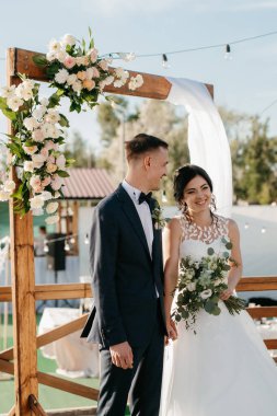 Nehrin yakınındaki yüksek bir rıhtımda davetlilerle düğün töreni.