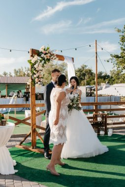 Nehrin yakınındaki yüksek bir rıhtımda davetlilerle düğün töreni.