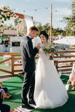 Nehrin yakınındaki yüksek bir rıhtımda davetlilerle düğün töreni.