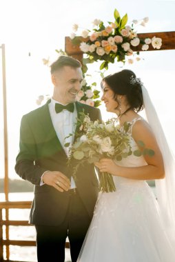 Nehrin yakınındaki yüksek bir rıhtımda davetlilerle düğün töreni.