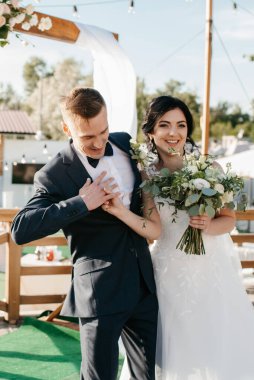 Nehrin yakınındaki yüksek bir rıhtımda davetlilerle düğün töreni.