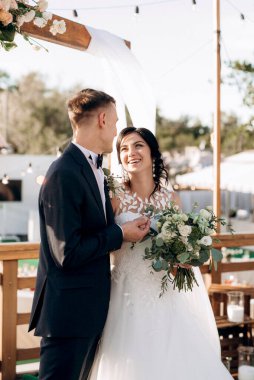 Nehrin yakınındaki yüksek bir rıhtımda davetlilerle düğün töreni.