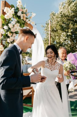 Nehrin yakınındaki yüksek bir rıhtımda davetlilerle düğün töreni.