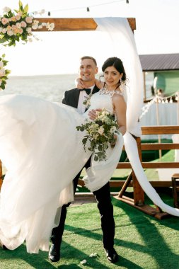 Nehrin yakınındaki yüksek bir rıhtımda davetlilerle düğün töreni.