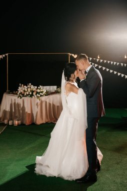 Gelin ve damadın ağır dumanlı bir restoranda ilk dansı.