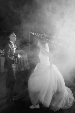 Gelin ve damadın ağır dumanlı bir restoranda ilk dansı.