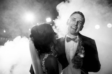 Gelin ve damadın ağır dumanlı bir restoranda ilk dansı.