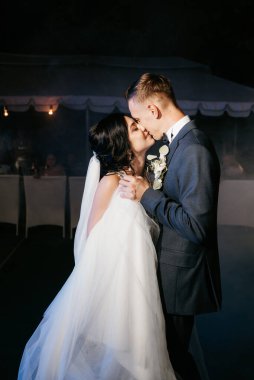 Gelin ve damadın ağır dumanlı bir restoranda ilk dansı.