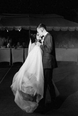 Gelin ve damadın ağır dumanlı bir restoranda ilk dansı.