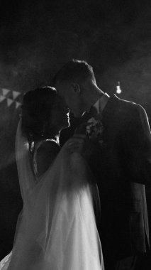 Gelin ve damadın ağır dumanlı bir restoranda ilk dansı.