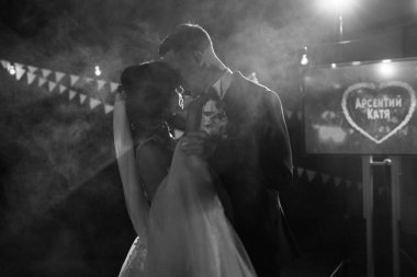 Gelin ve damadın ağır dumanlı bir restoranda ilk dansı.