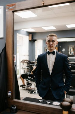 Berber dükkanındaki eğitim kampında tıraş olmuş ve stil yapmış genç bir adamın portresi.