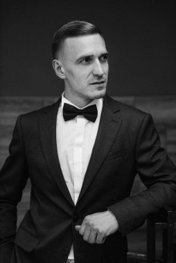 Berber dükkanındaki eğitim kampında tıraş olmuş ve stil yapmış genç bir adamın portresi.