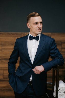 Berber dükkanındaki eğitim kampında tıraş olmuş ve stil yapmış genç bir adamın portresi.