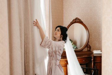 morning of the bride with the creation of the image of makeup and the creation of hairstyles