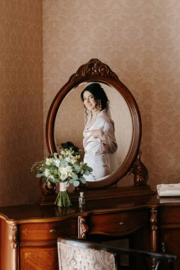 morning of the bride with the creation of the image of makeup and the creation of hairstyles