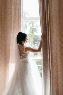 morning of the bride with the creation of the image of makeup and the creation of hairstyles