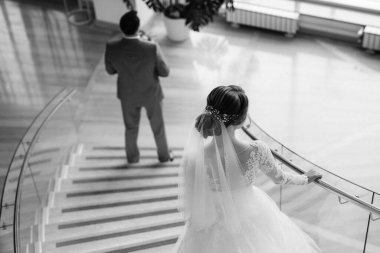 Gelin ve damadın ilk buluşması otel merdivenlerinde.