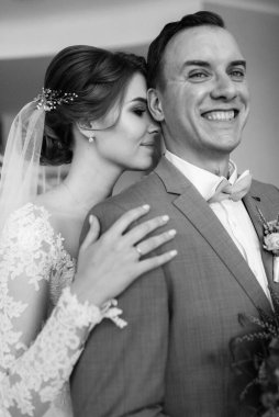 Gelin ve damadın ilk buluşması otel merdivenlerinde.