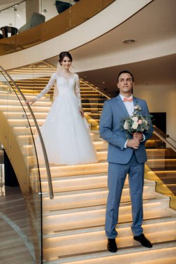 Gelin ve damadın ilk buluşması otel merdivenlerinde.