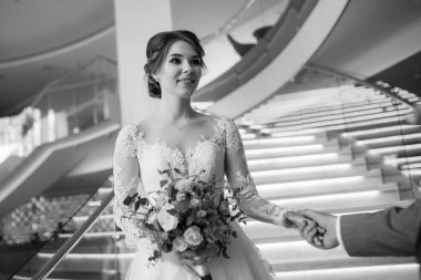 Gelin ve damadın ilk buluşması otel merdivenlerinde.