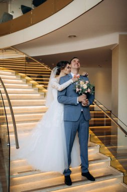 Gelin ve damadın ilk buluşması otel merdivenlerinde.