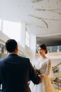 Gelin ve damadın ilk buluşması otel merdivenlerinde.