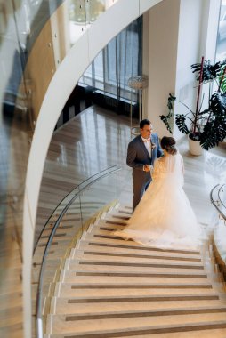 Gelin ve damadın ilk buluşması otel merdivenlerinde.