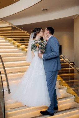 Gelin ve damadın ilk buluşması otel merdivenlerinde.