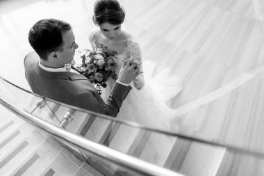 Gelin ve damadın ilk buluşması otel merdivenlerinde.