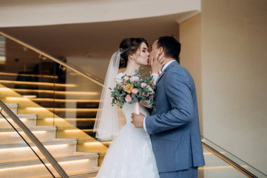 Gelin ve damadın ilk buluşması otel merdivenlerinde.